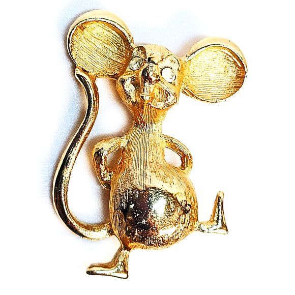 Dynasty Jewelry - Vintage 𝐃𝐘𝐍𝐀𝐒𝐓𝐘 MOUSE Rhinestone Crystal Eyes Goldtone Brooch Pin Signed